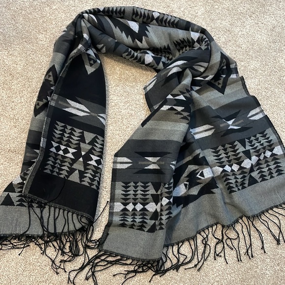 Aztec pattern scarf - Picture 3 of 3